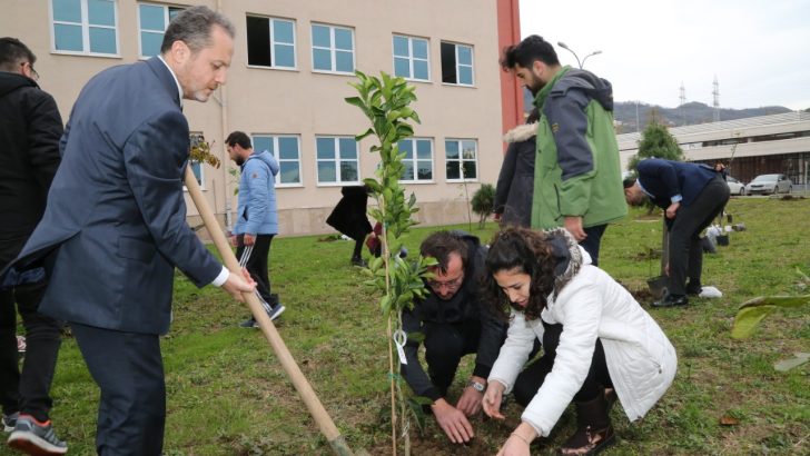 Rektör Yarılgaç Öğrencilerle Fidan Dikimi Gerçekleştirdi